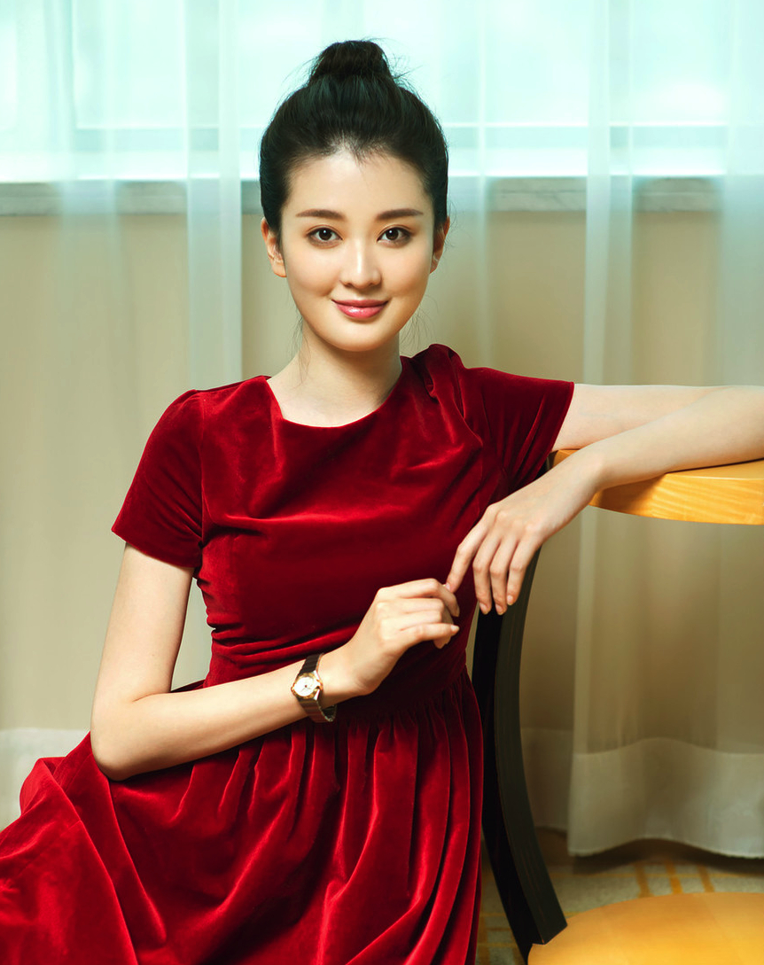 一个气质出众大气端庄的女神,温柔可人,女人味十足,迷倒了一票宅男