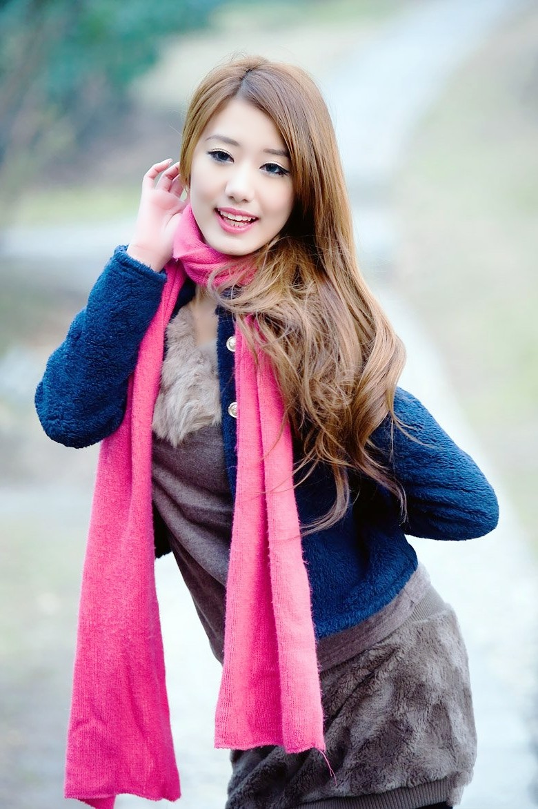 天气转凉一个围着红色围巾的可爱北方姑娘|人像|摄影|女子_新浪新闻