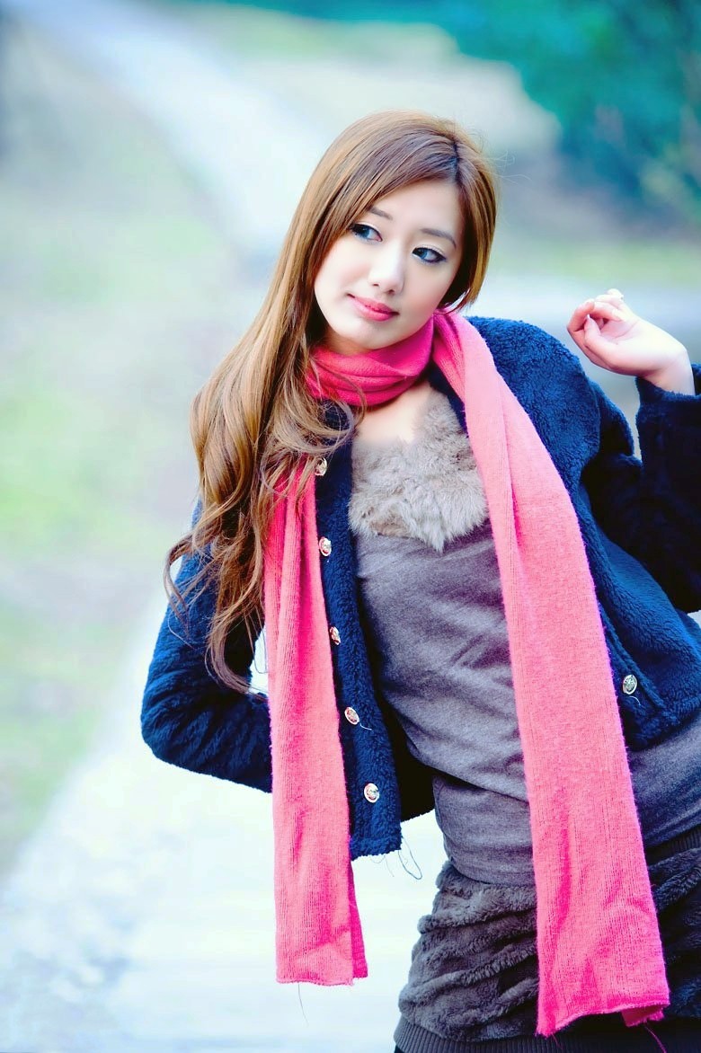 天气转凉一个围着红色围巾的可爱北方姑娘|人像|摄影|女子_新浪新闻