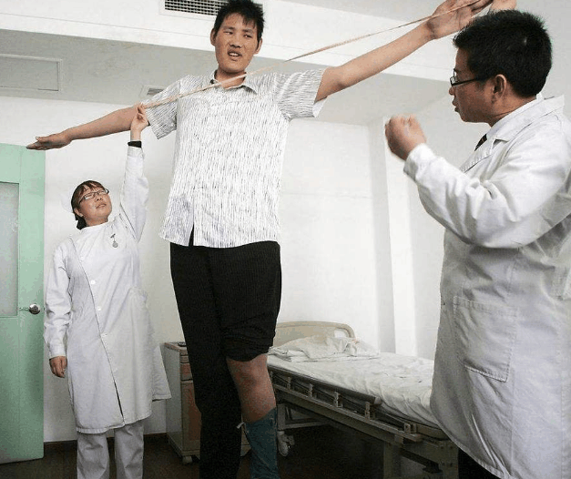 她患有巨人症,20多年来,饱受病痛的折磨,一次小