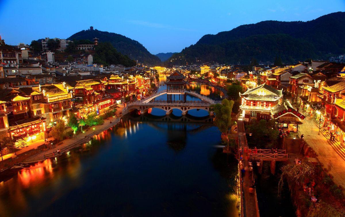 凤凰古城"圈城收费"遭冷落后又免费开放, 游客: 打脸吗?