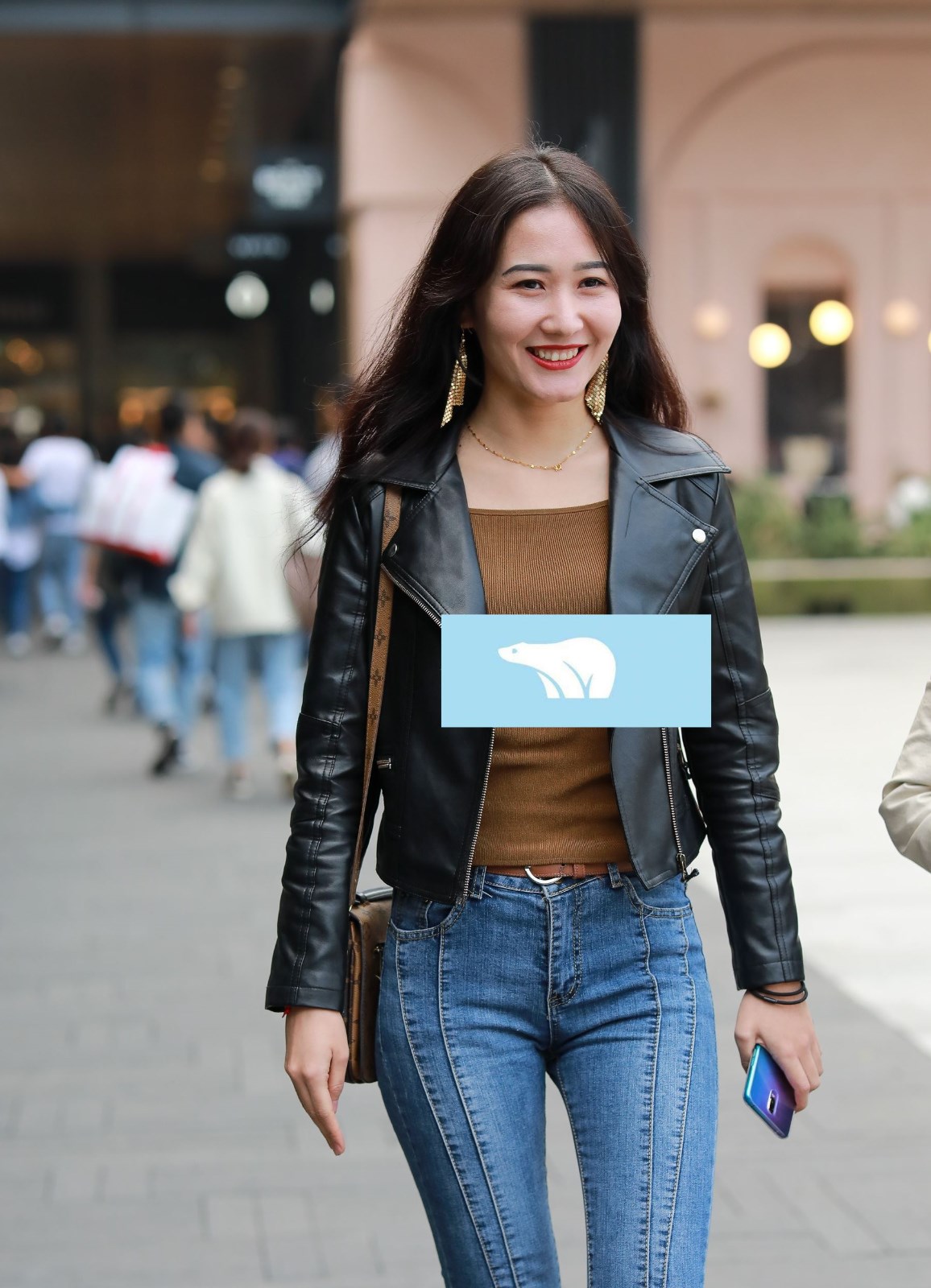 街拍美女,笑容灿烂的紧身美女,引领秋季时尚潮流,让她更加靓丽|美女