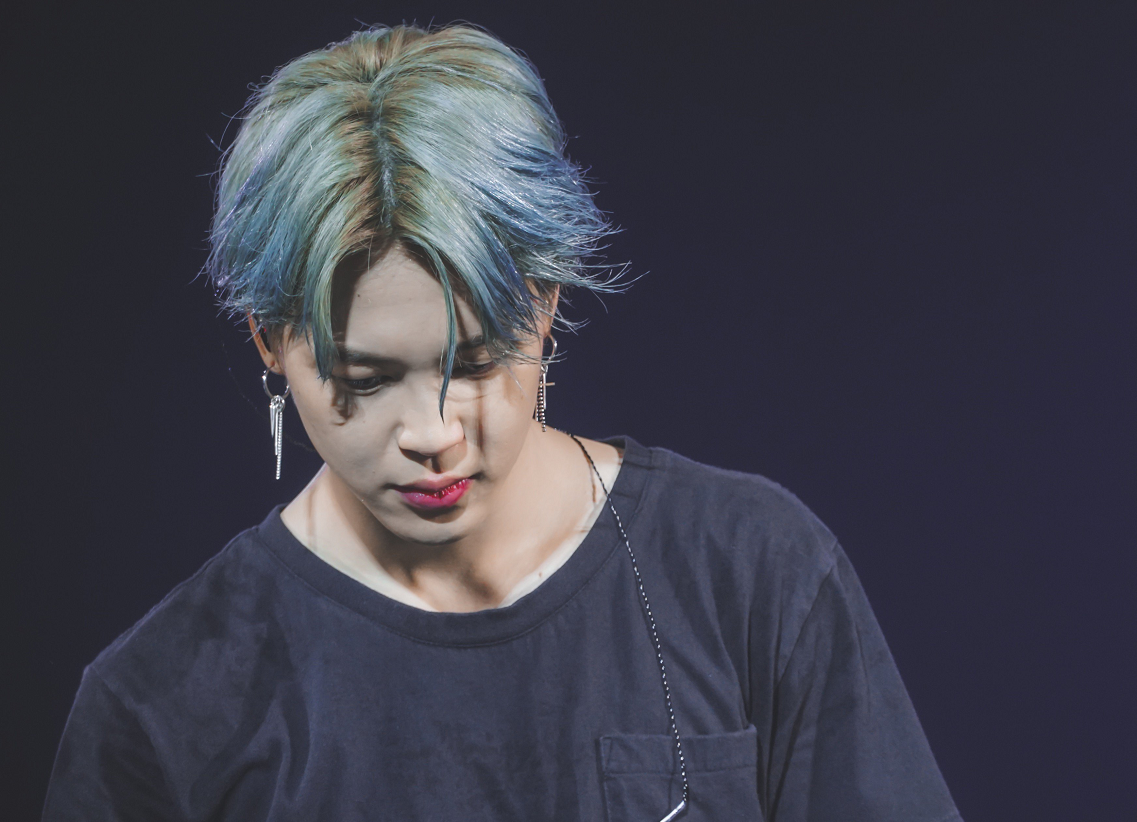 防弹少年团朴智旻,笑眼男孩也能很帅气,舞台上耀眼的歌手