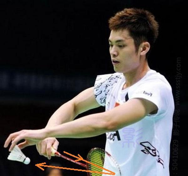 四,架拍就是大家日常使用的ok手势!然后用拇指和食指轻夹羽毛即可.