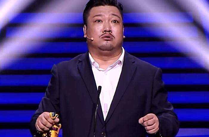 《笑声传奇》这个冠军,如同一块跷跷板,将贾冰送上了《欢乐喜剧人》的