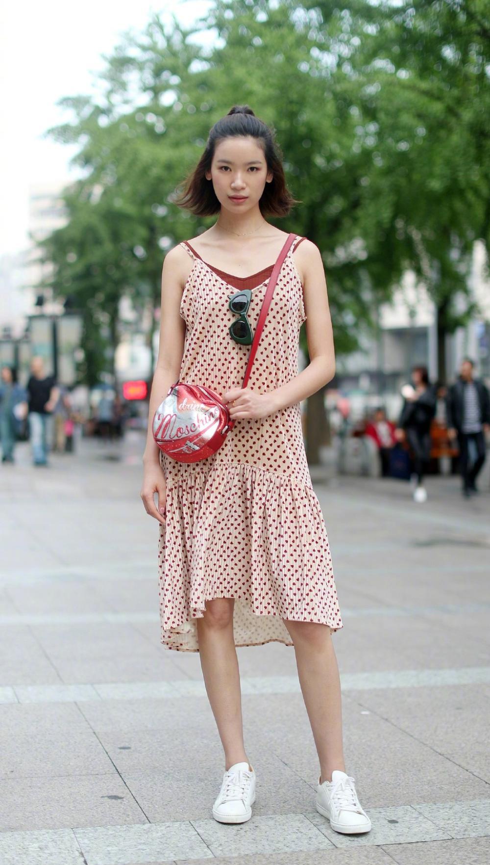 路人街拍时尚闺蜜现身街头引关注