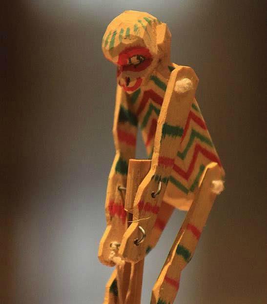 但是有一样玩具犄角君却再也没有碰到过,这是一种叫做猴爬杆的玩具