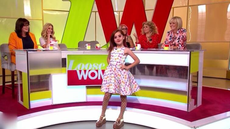 11岁男孩身穿女装跳热舞现身脱口秀节目点燃现场_01