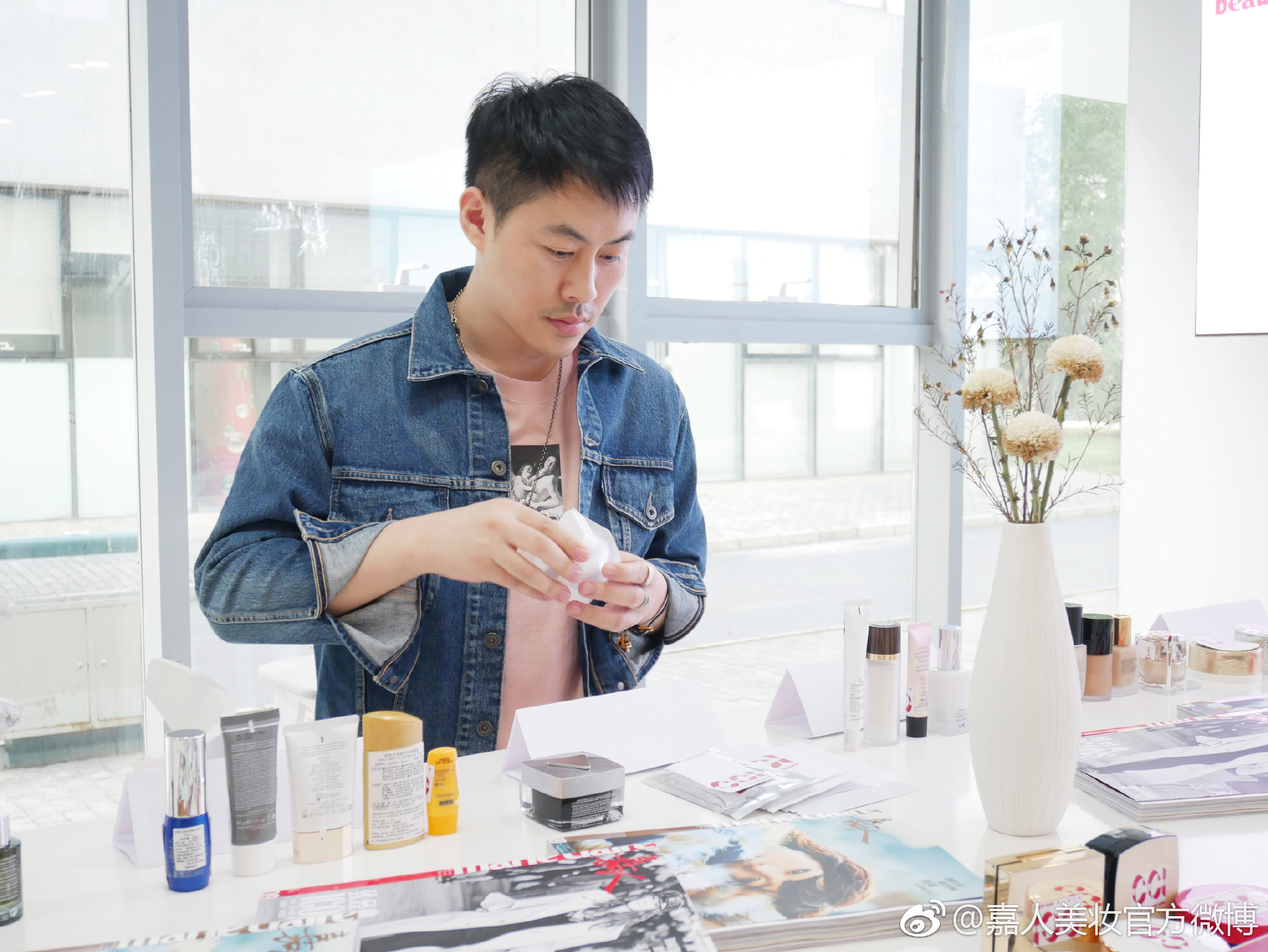 嘉人美妆的老朋友明星造型师,服装设计师@卜柯文 老师也来了诶