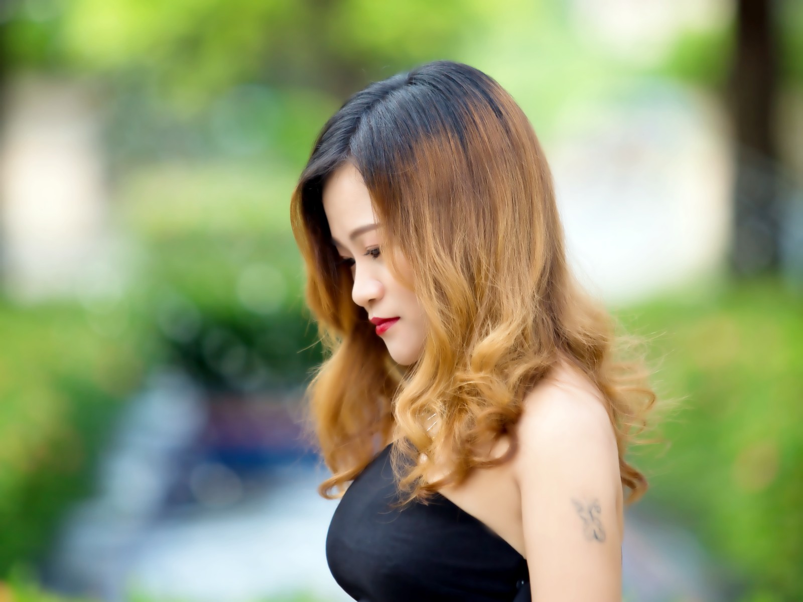 黑色魅力,华语女歌手曹艺馨罕见诱惑系写真曝光