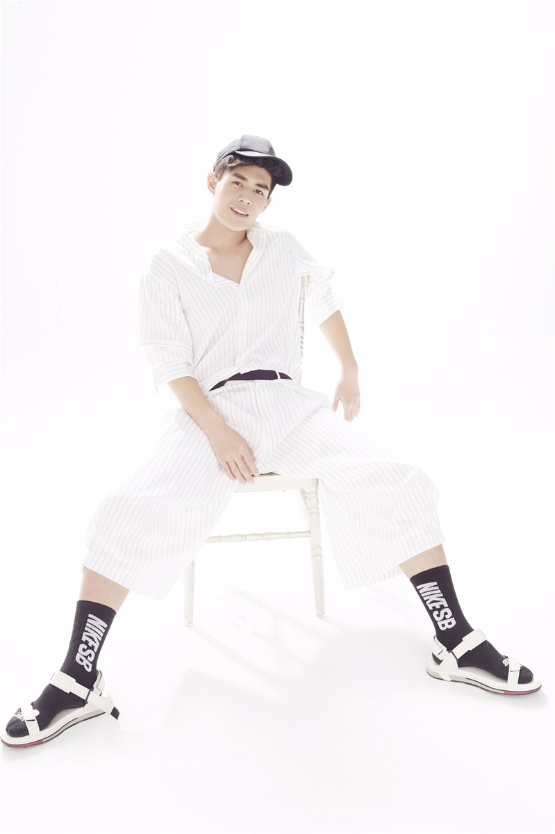 于济玮新写真变身活力少年 简约造型玩转青春魅力