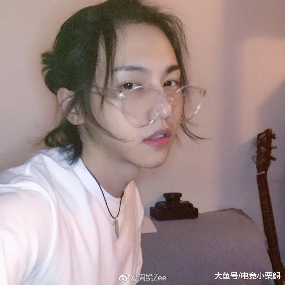 二次元最美伪娘小银入驻斗鱼被赞第一扳手, 水友: 是男的?