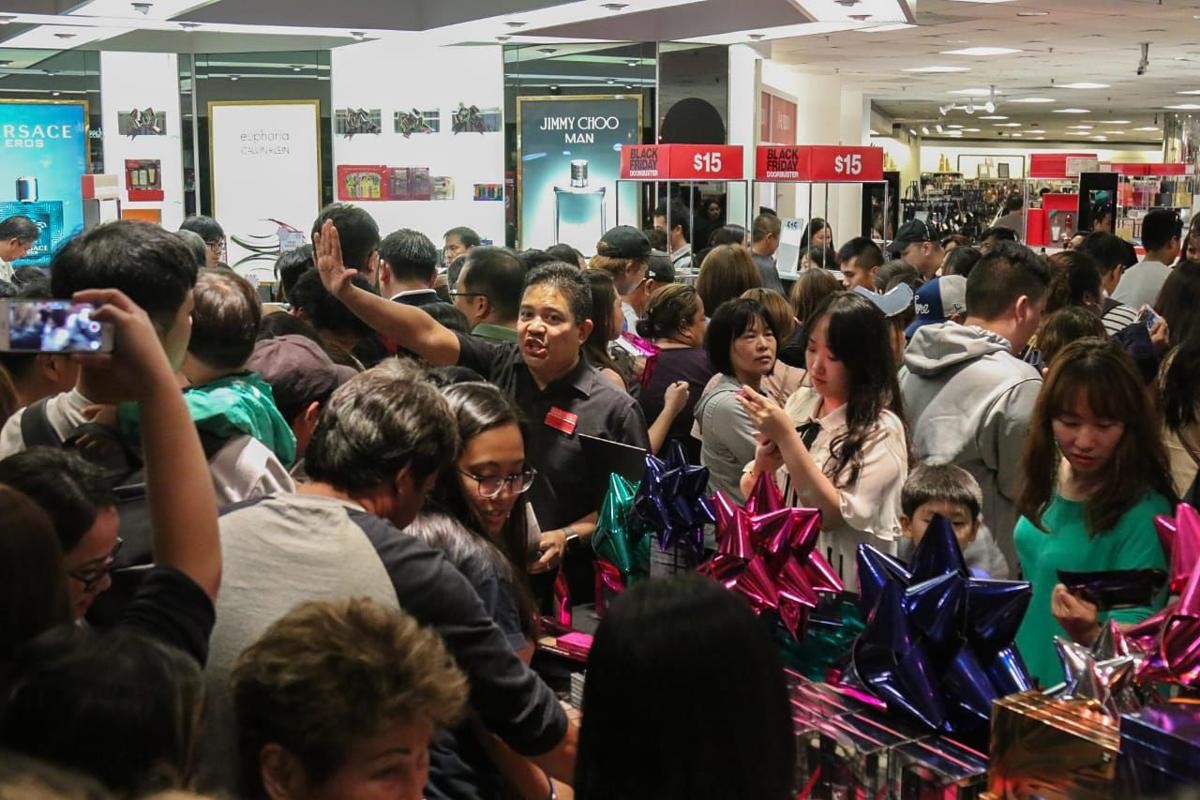 美国"黑色星期五"购物节开启,人们连夜排队抢购便宜货