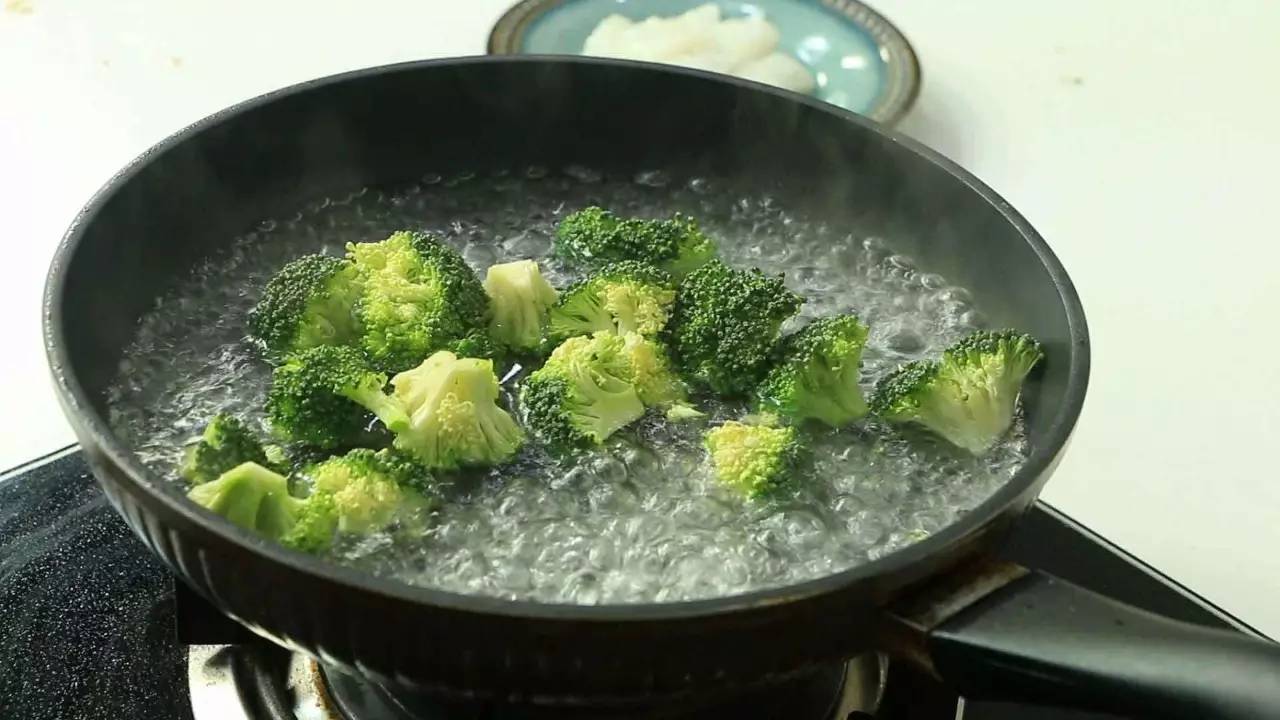 西兰花炒之前要不要焯水这一步很关键但经常被人忽略