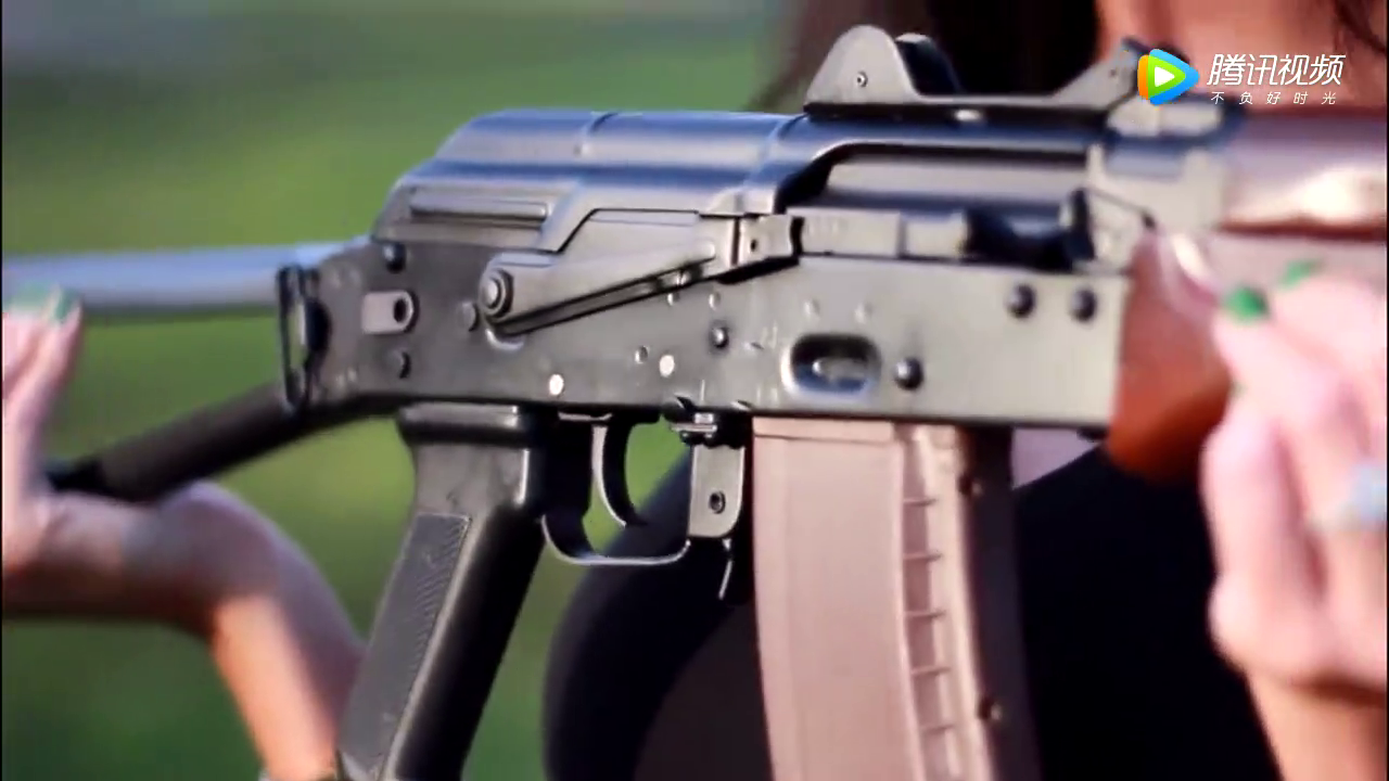 外国辣妹演示aks-74u冲锋枪,用实力告诉你什么叫百发百中