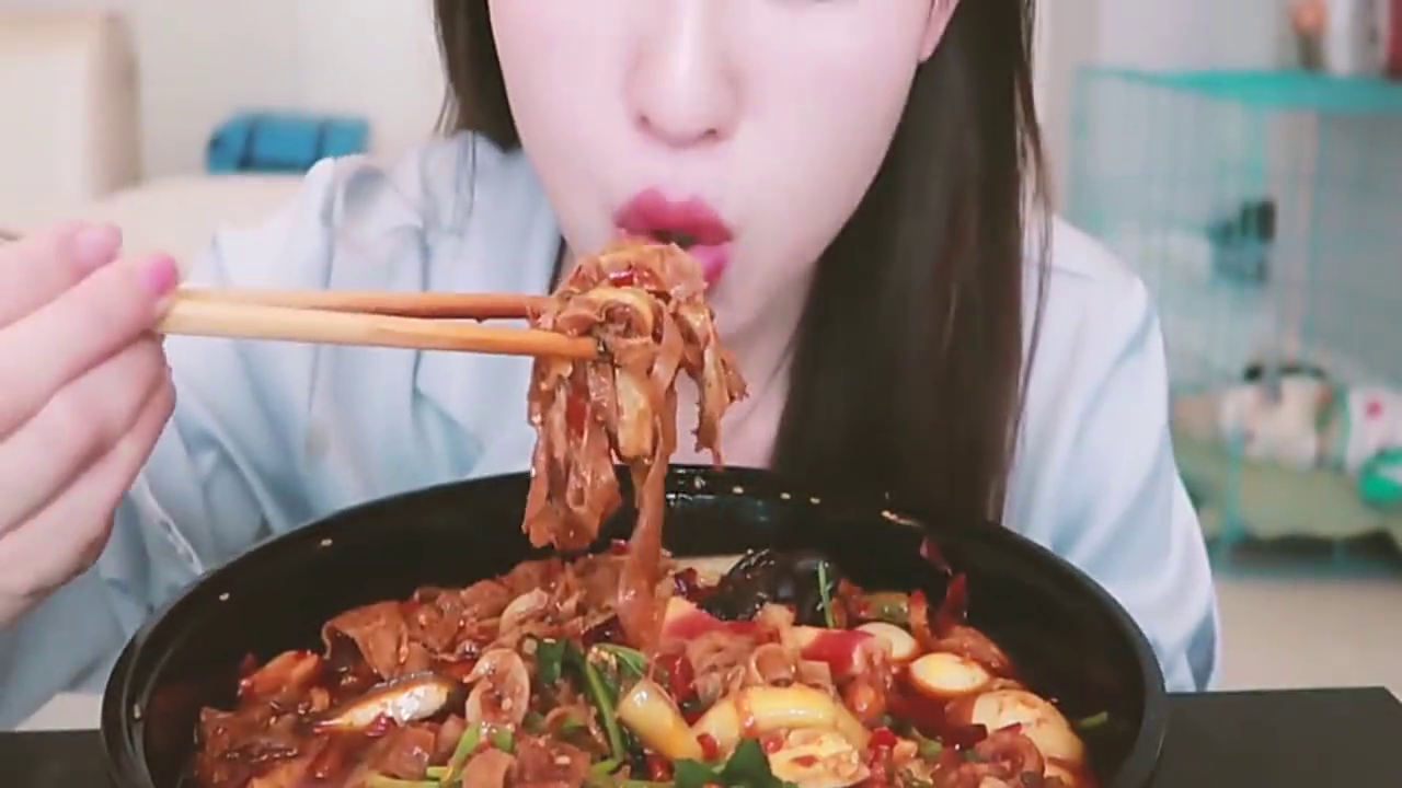 美丽小姐姐吃美食,吃的满嘴都是油,时刻不忘保持形象