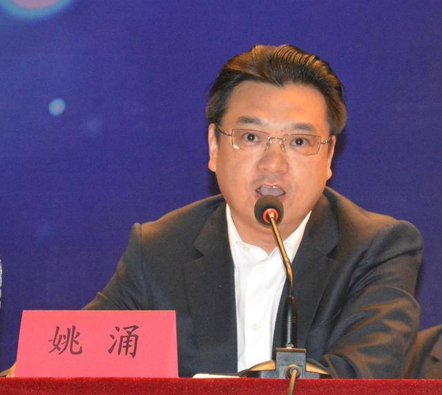 等领导为中职协西部服务中心颁牌;冯钧平组长,陈宗华部长,张少纯部长