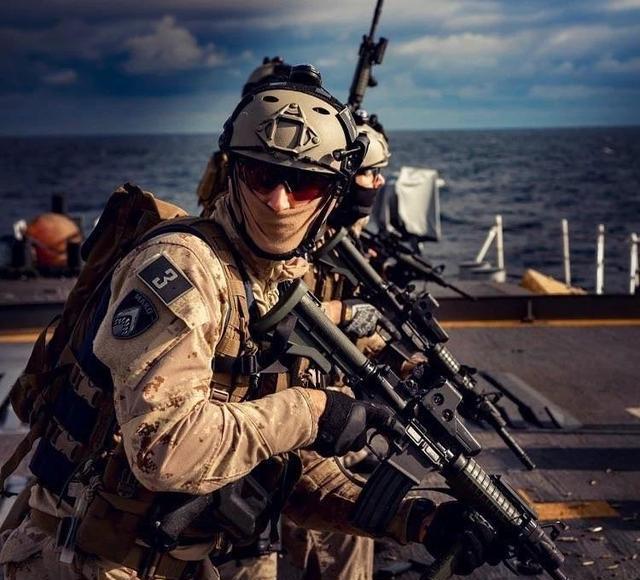 男人的等候,迷彩装备不止战术,更是不一样的潮流