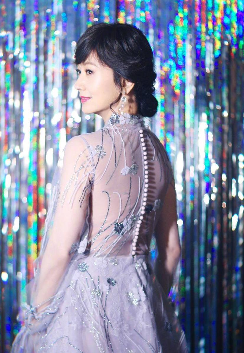 不亏是修炼过得,六十多岁,婀娜依然,只是照片有时候会被修坏