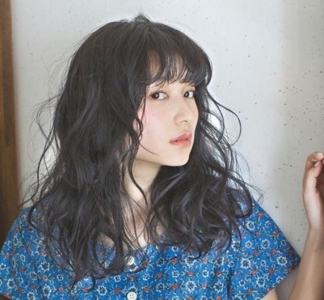 这样的黑卷发让你女神感提升,一点也不显老