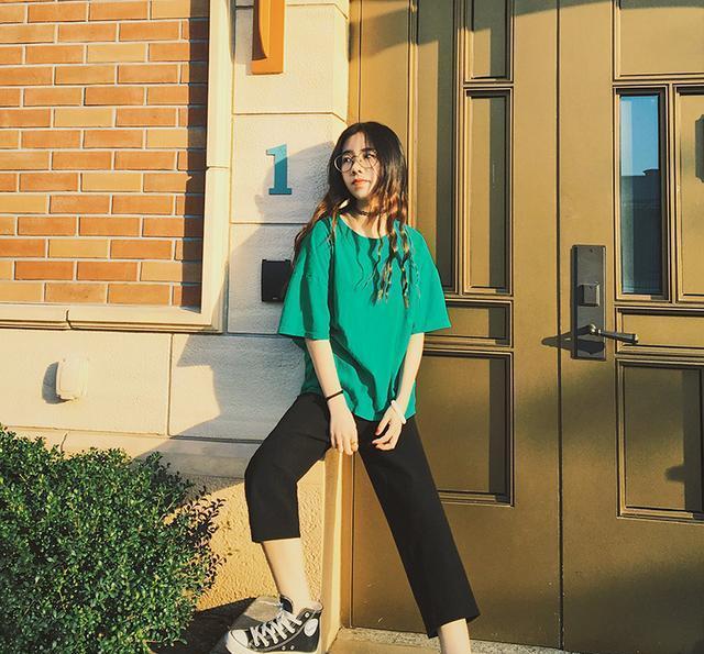 无论内搭还是外穿, 洋气女人都选这样的t恤衫