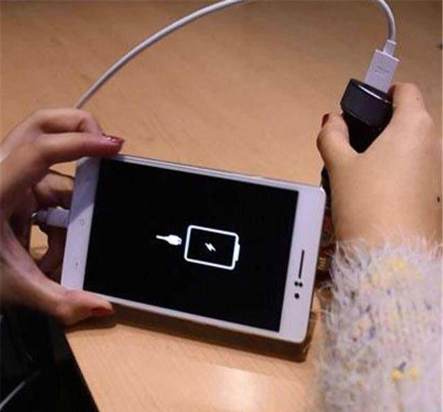 手机每天充电,一定要记得避开这4大误区,不然手机用不半年