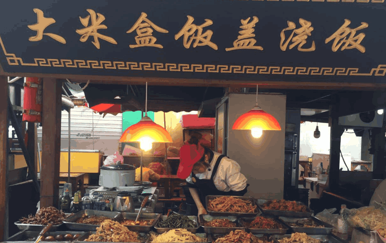 年轻女老板步行街里卖盒饭, 7元起步, 带荤8元, 日入数千元