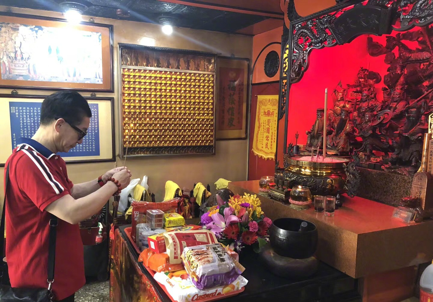 六小龄童参观齐天大圣宫祭拜孙悟空真身,网友,猴哥回府_新浪看点