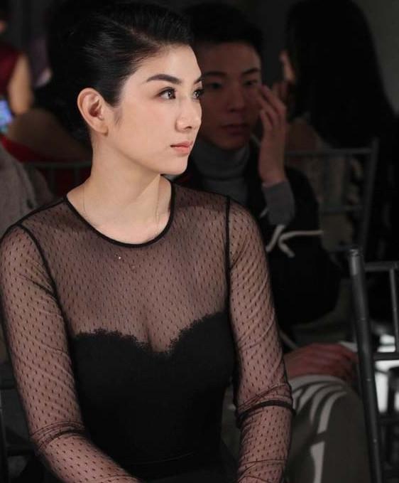 黄奕穿蕾丝裙现身某活动, 网友: 事业线不太明显啊!