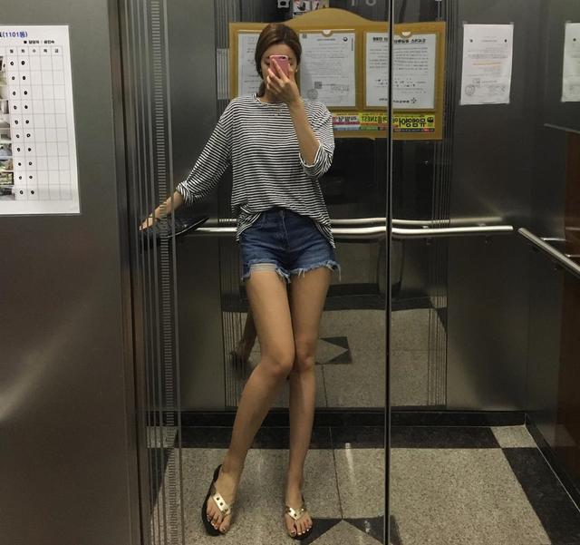 电梯自拍的女神搭牛仔短裤这才是长腿美人的标配
