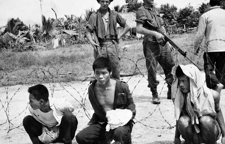 越战老照片图2是被美军俘虏的民兵图4是被战争吓坏的小孩