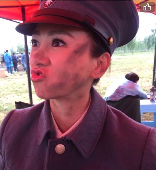 翁虹在微博上赶上了一组抗日战争剧《兄弟会》,这