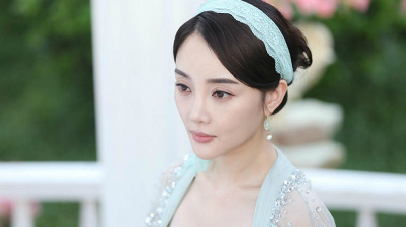 淡绿色的发箍和裙子让李小璐显得非常的淑女,珍珠耳环也非常的显气质3