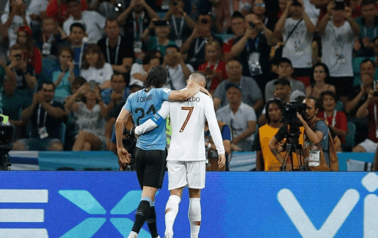 葡萄牙和乌拉圭的比赛里, 如何看待C罗搀扶卡