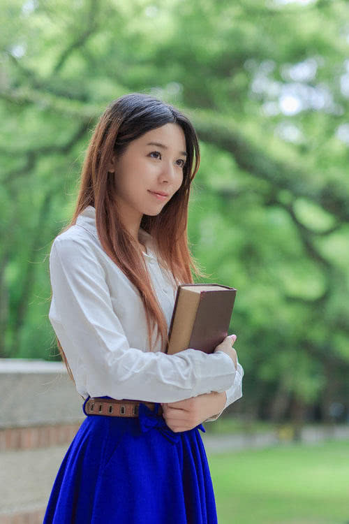 返回学校的青春女大学生