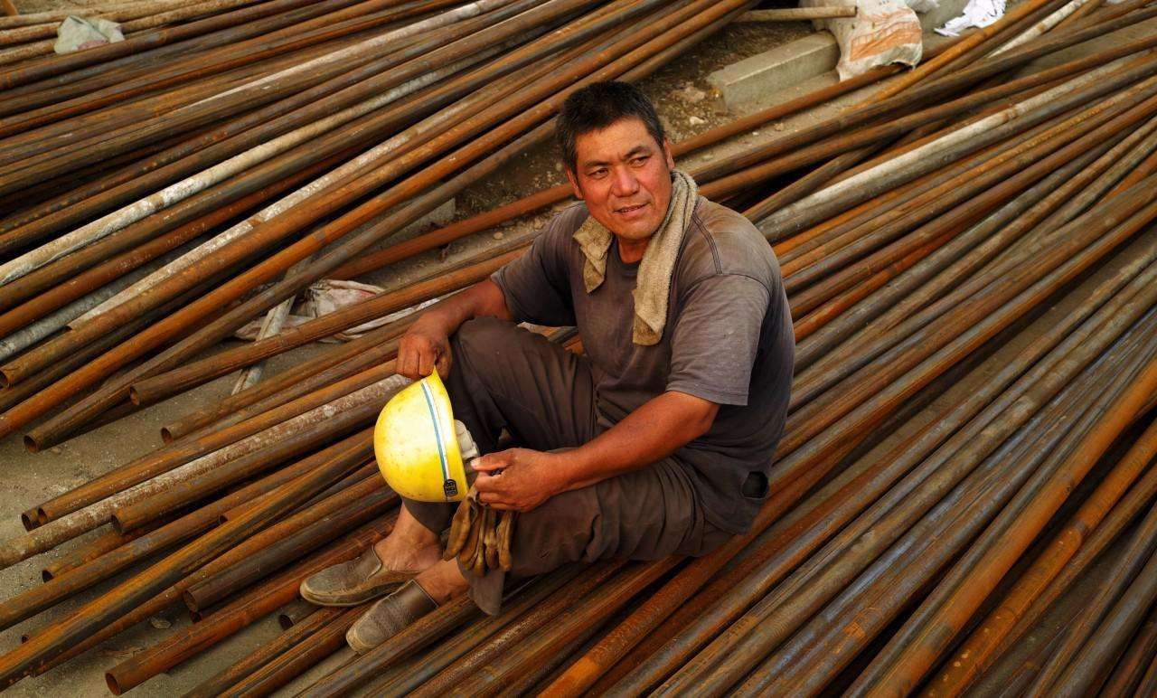 32岁农民工,为给85岁年迈老父亲筹钱治病,甘愿在工地搬砖!