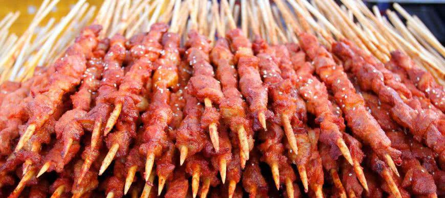 新疆烧烤师傅透露:烤羊肉串加入一点它,羊肉鲜嫩,撸百串都不腻