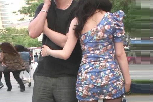 女子车站送男友,眼泪都要掉下来,看见男友的做法网友都怒了!
