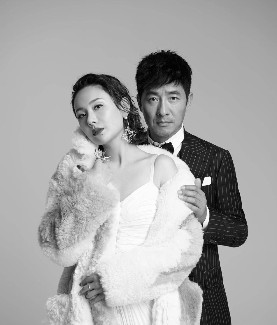 郭晓冬终于开窍了,与妻子程莉莎合体拍大片,甜蜜互动超有爱!