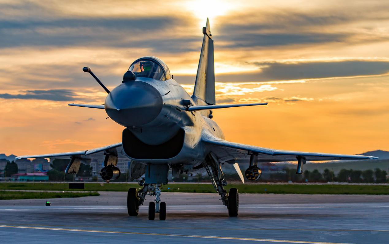 歼10c神秘改进引关注,有它战机不再怕导弹?印媒:庆幸没追赶