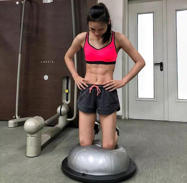 蹦床女神刘灵玲晒日常训练照,网友却被这身材和大长腿圈粉!