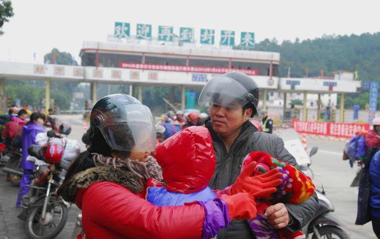 实拍广东摩托车返乡大军中的孩子,还有初次回家的婴儿