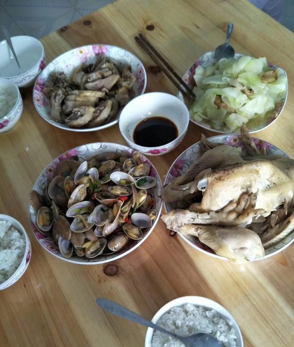 长大后回农村大伯家吃饭, 走时悄悄放了2万块在房间抽屉里