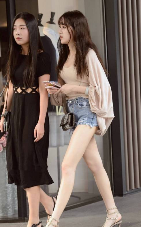 街拍,身材很苗条的小姐姐,一双大白腿分外抢眼