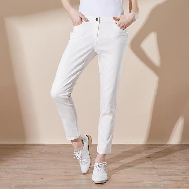 白色九分裤,脚踝线条也撩人