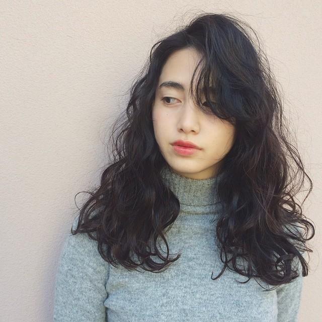 这样的黑卷发让你女神感提升,一点也不显老