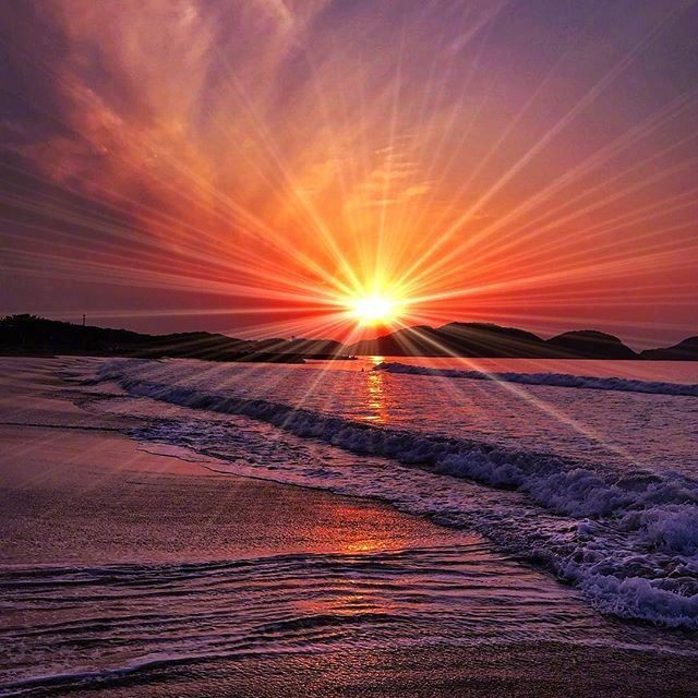 红日高照,霞光万道.东方破晓,山呼海啸.美丽晨光,光芒万丈!