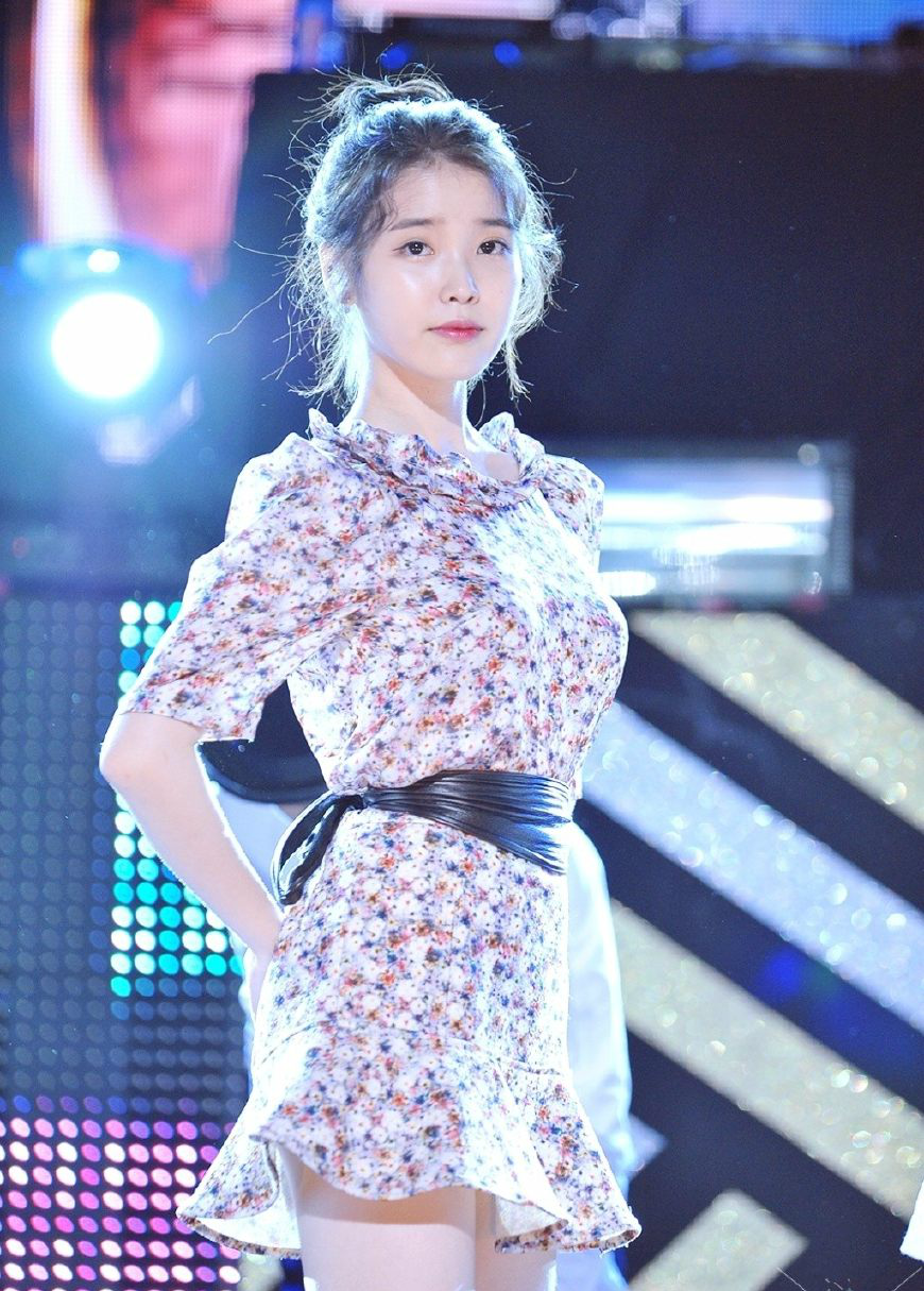 iu李知恩舞台组图国民妹妹一袭碎花连衣裙好美好清新