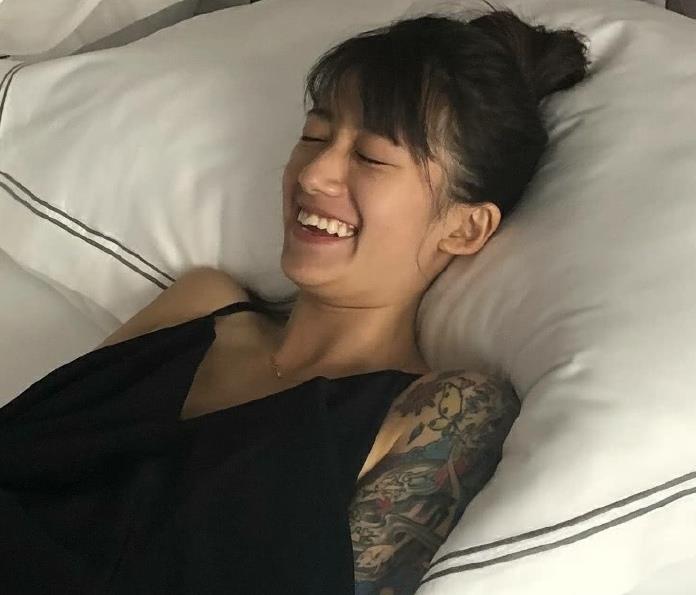 李诞女友笑容甜蜜晒恩爱日常,网友:露出牙齿的样子很自信