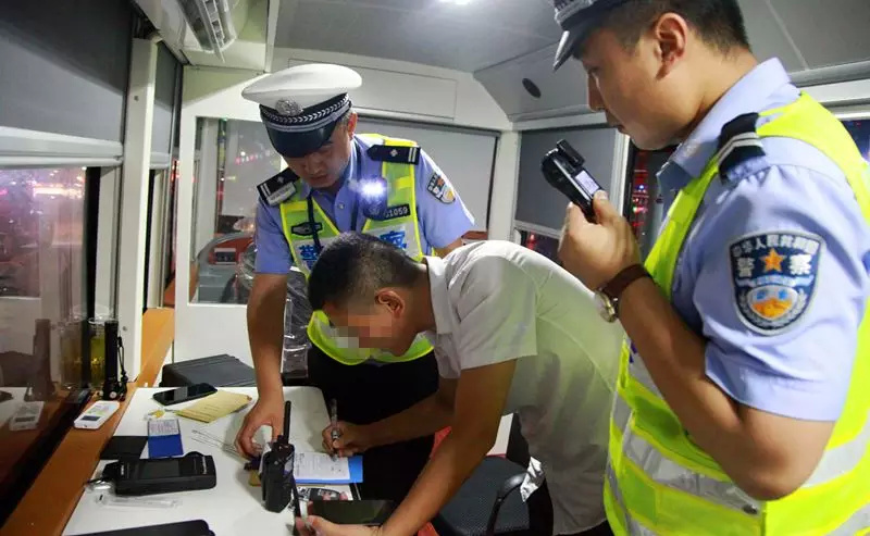 临汾交警夜查交通违法行为已经开始.
